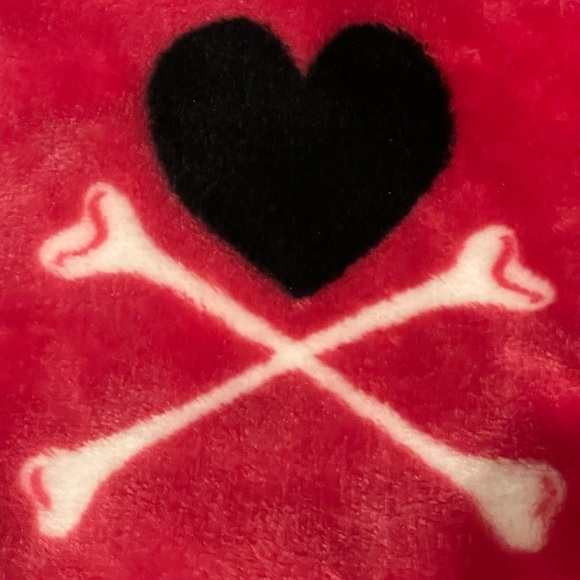 BETSEY JOHNSON NWT Pink Skulls Crossbones Ultra Soft Plush Throw Blanket 💖💀🖤 - Picture 6 of 11